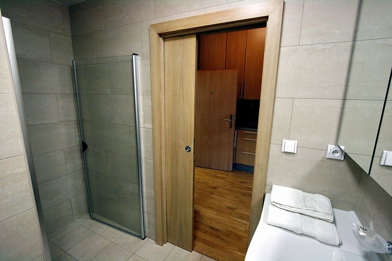 Двери с порогом в ванную фото